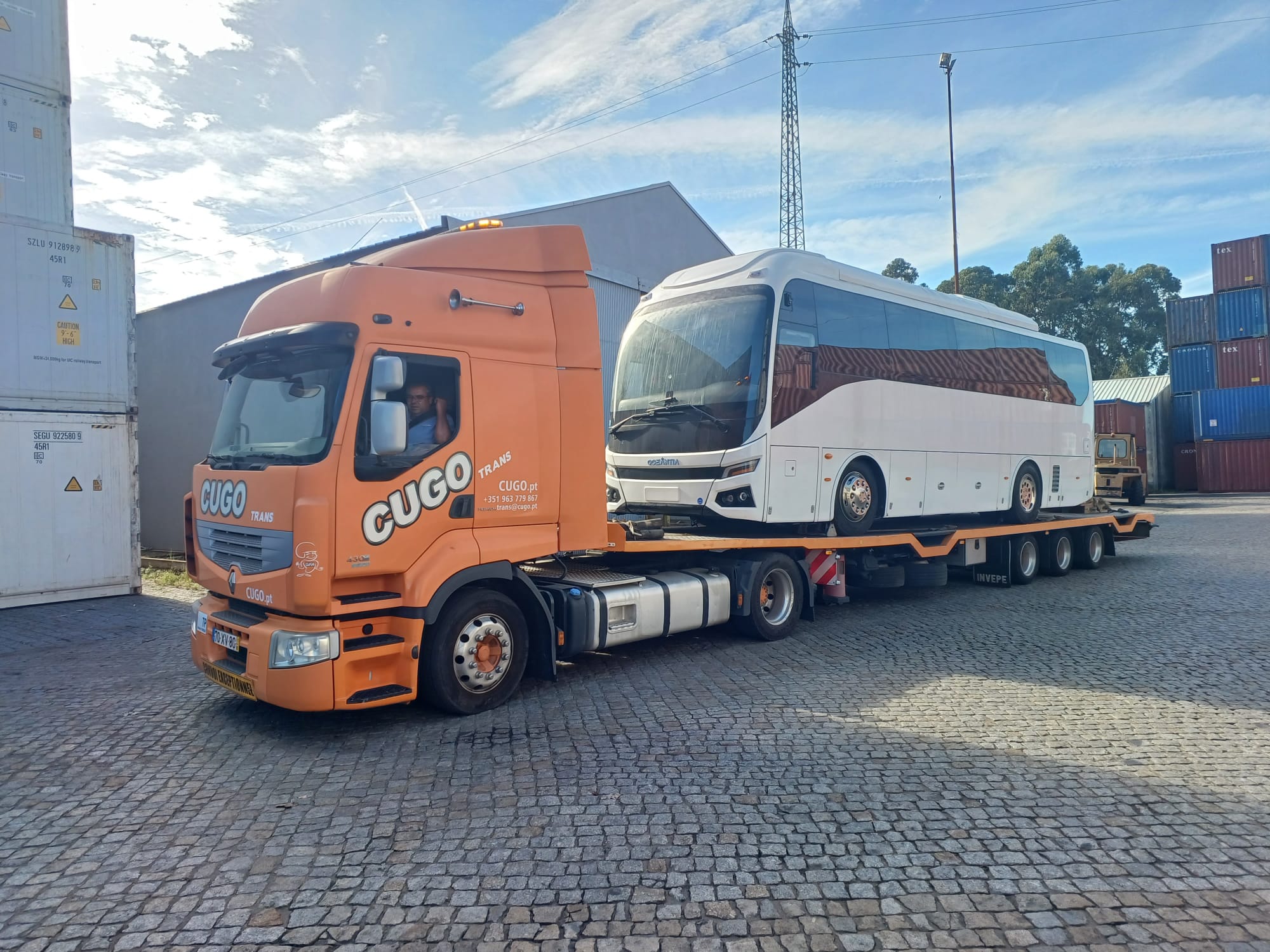 Camião CUGO a transportar autocarro